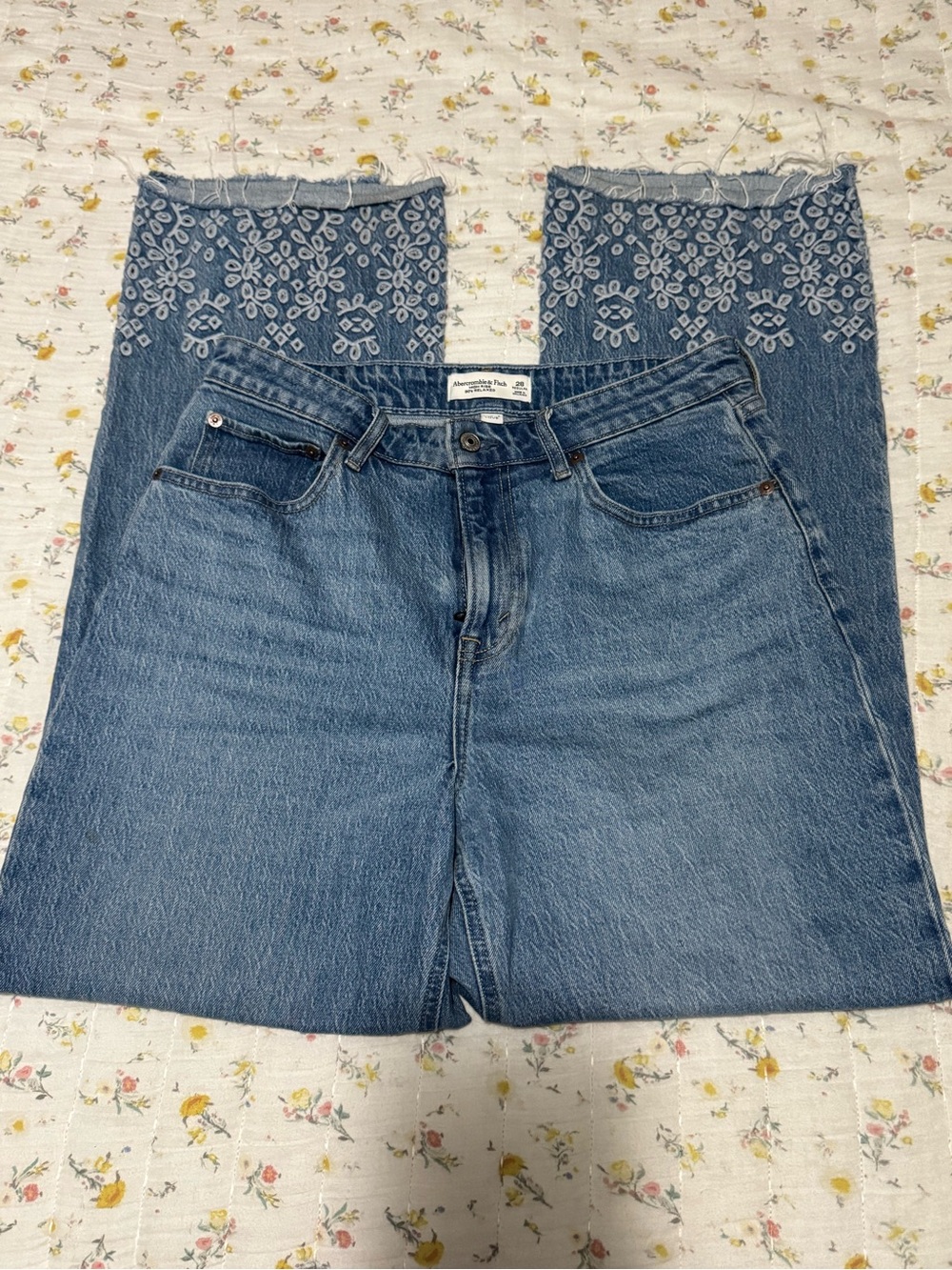 SOLD❣️❣️❣️Abercrombie & Fitch Curve Love Embroidered  Jeans